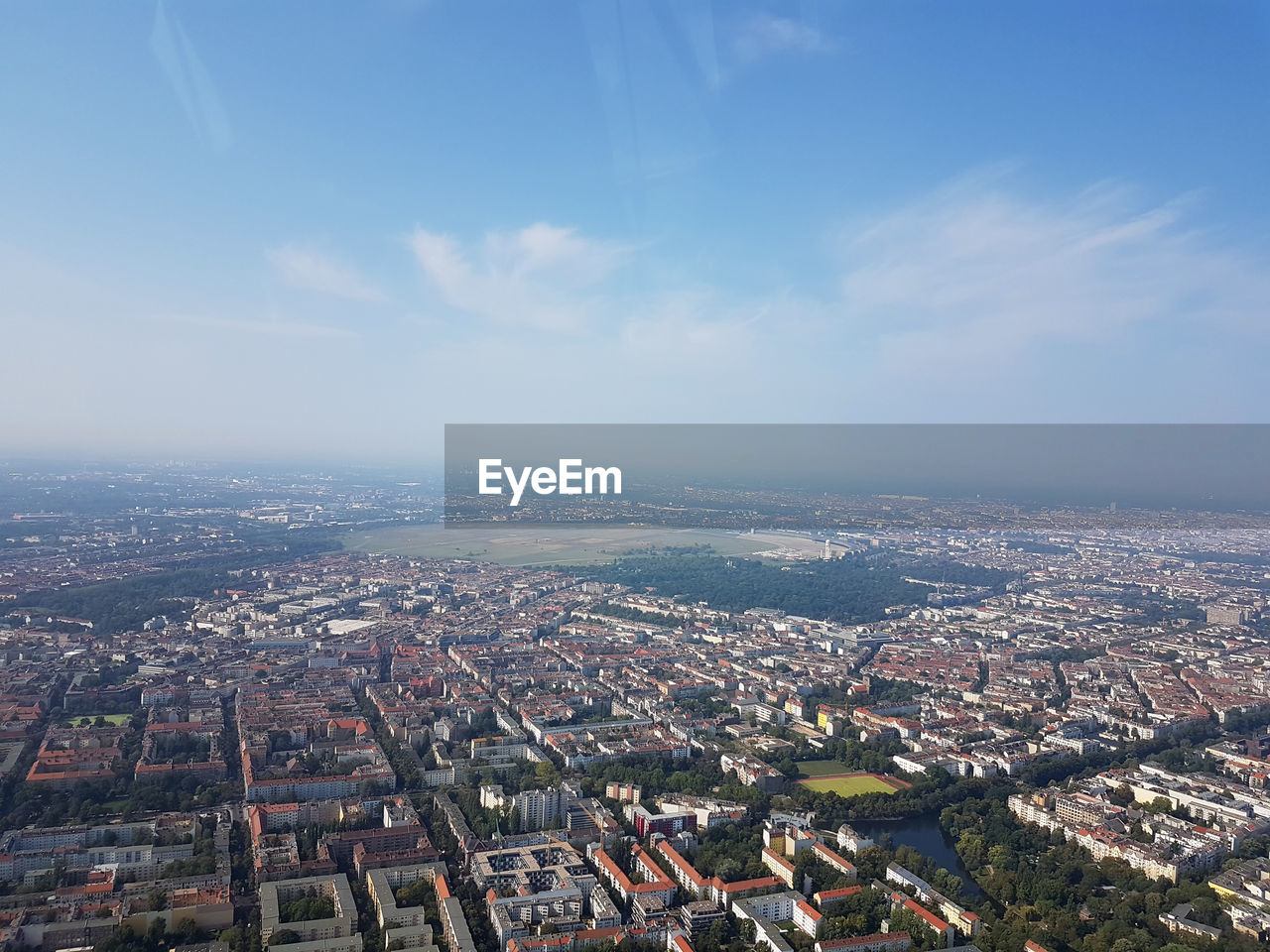 HIGH ANGLE VIEW OF TOWNSCAPE AGAINST SKY IN CITY