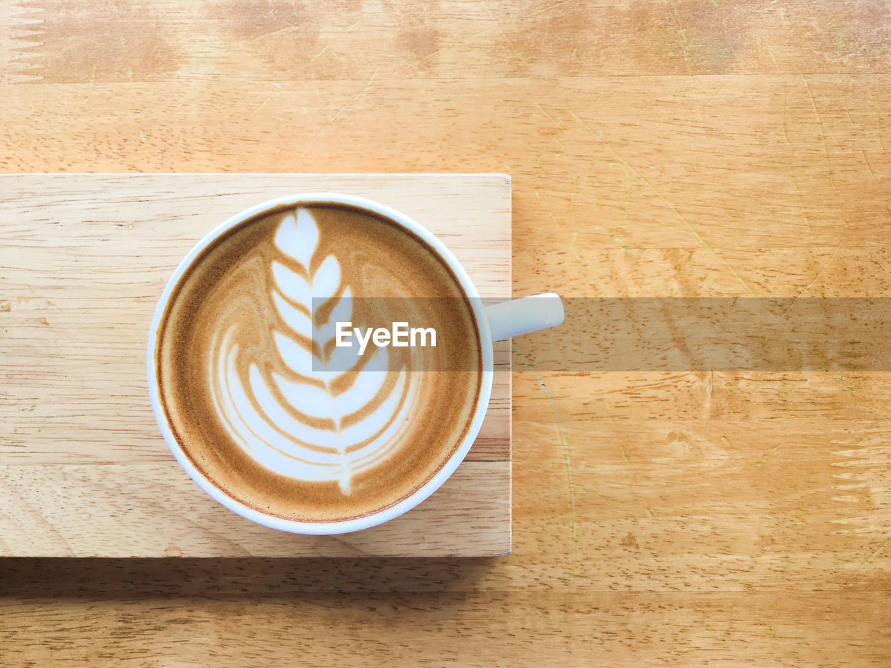 DIRECTLY ABOVE SHOT OF COFFEE CUP ON TABLE