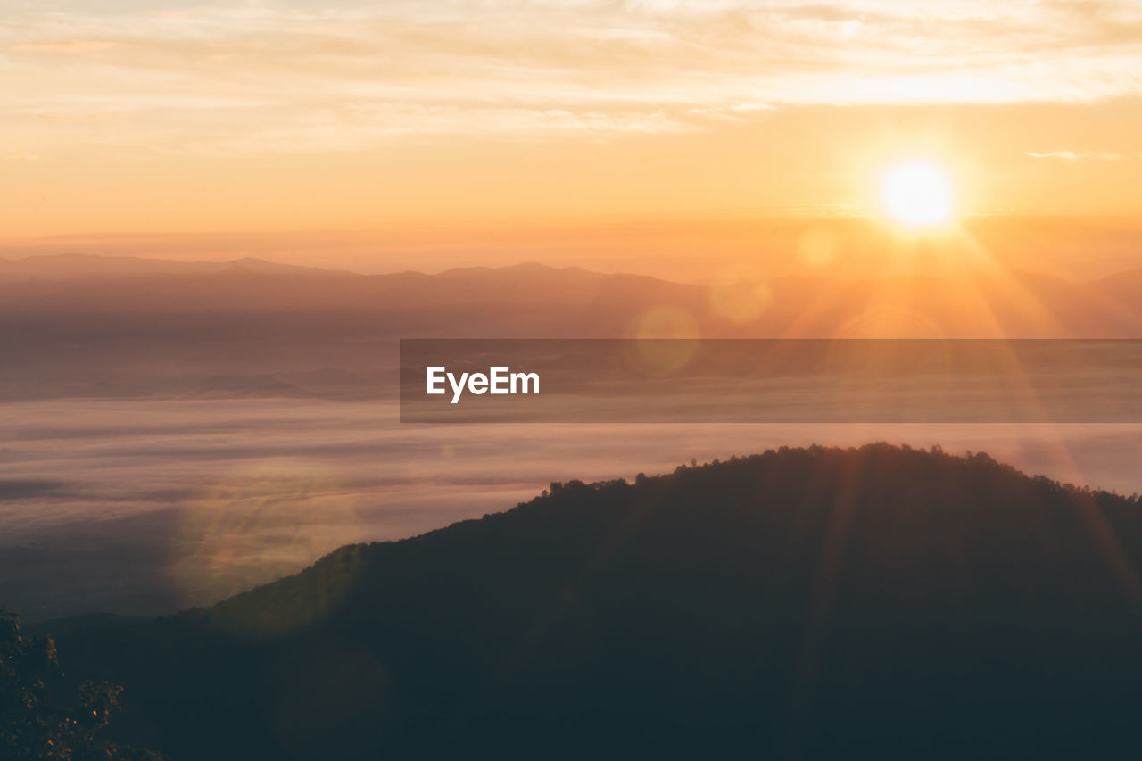 SCENIC VIEW OF SILHOUETTE MOUNTAIN AGAINST SKY DURING SUNSET