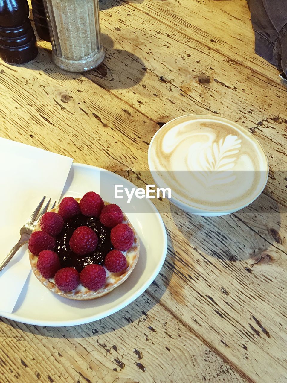 CLOSE-UP OF SERVED COFFEE CUP