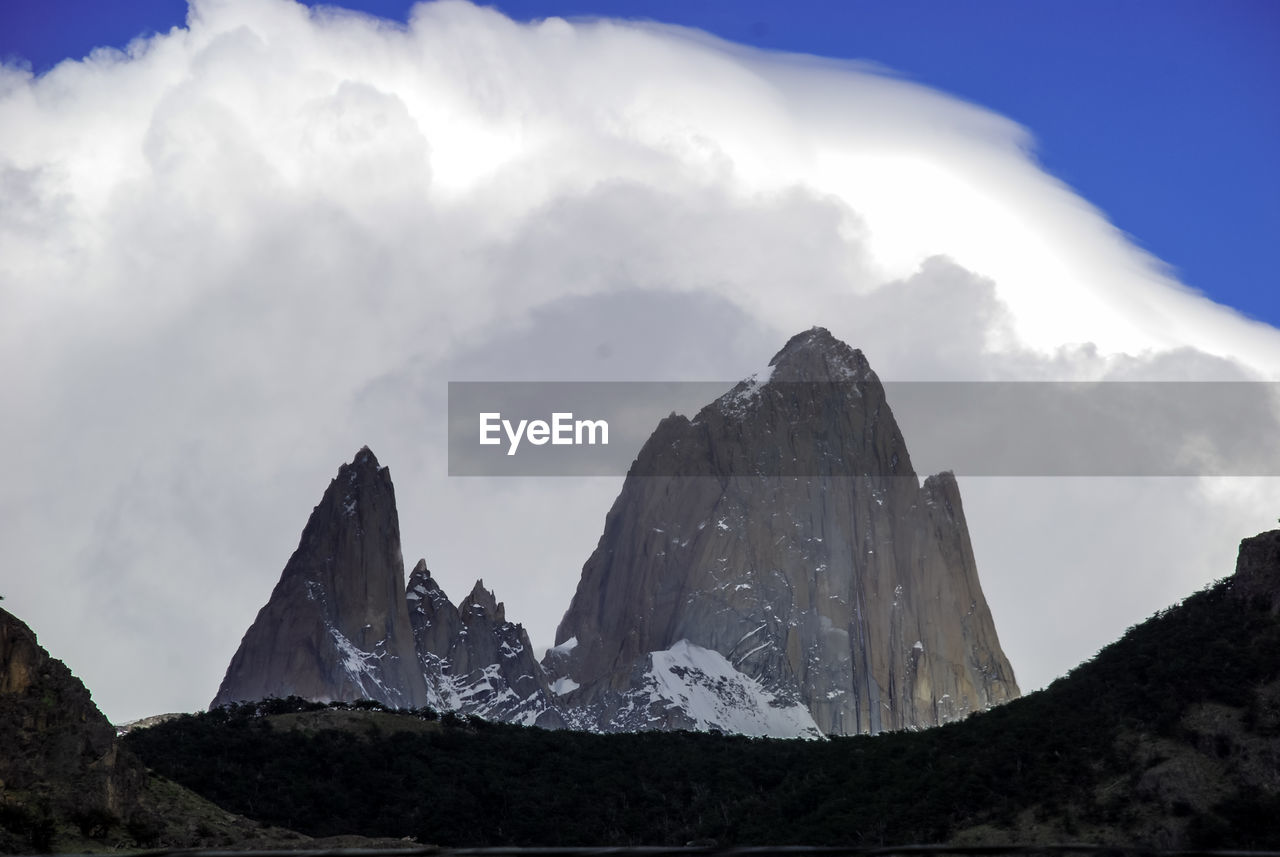 PANORAMIC VIEW OF MOUNTAIN AGAINST SKY