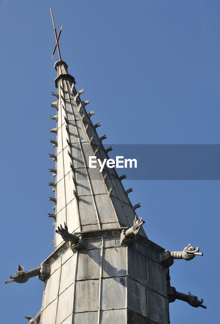 LOW ANGLE VIEW OF CROSS AGAINST CLEAR SKY