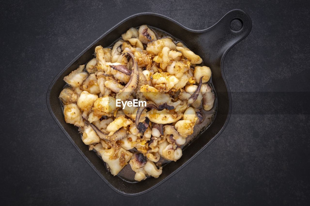 HIGH ANGLE VIEW OF MEAT IN COOKING PAN