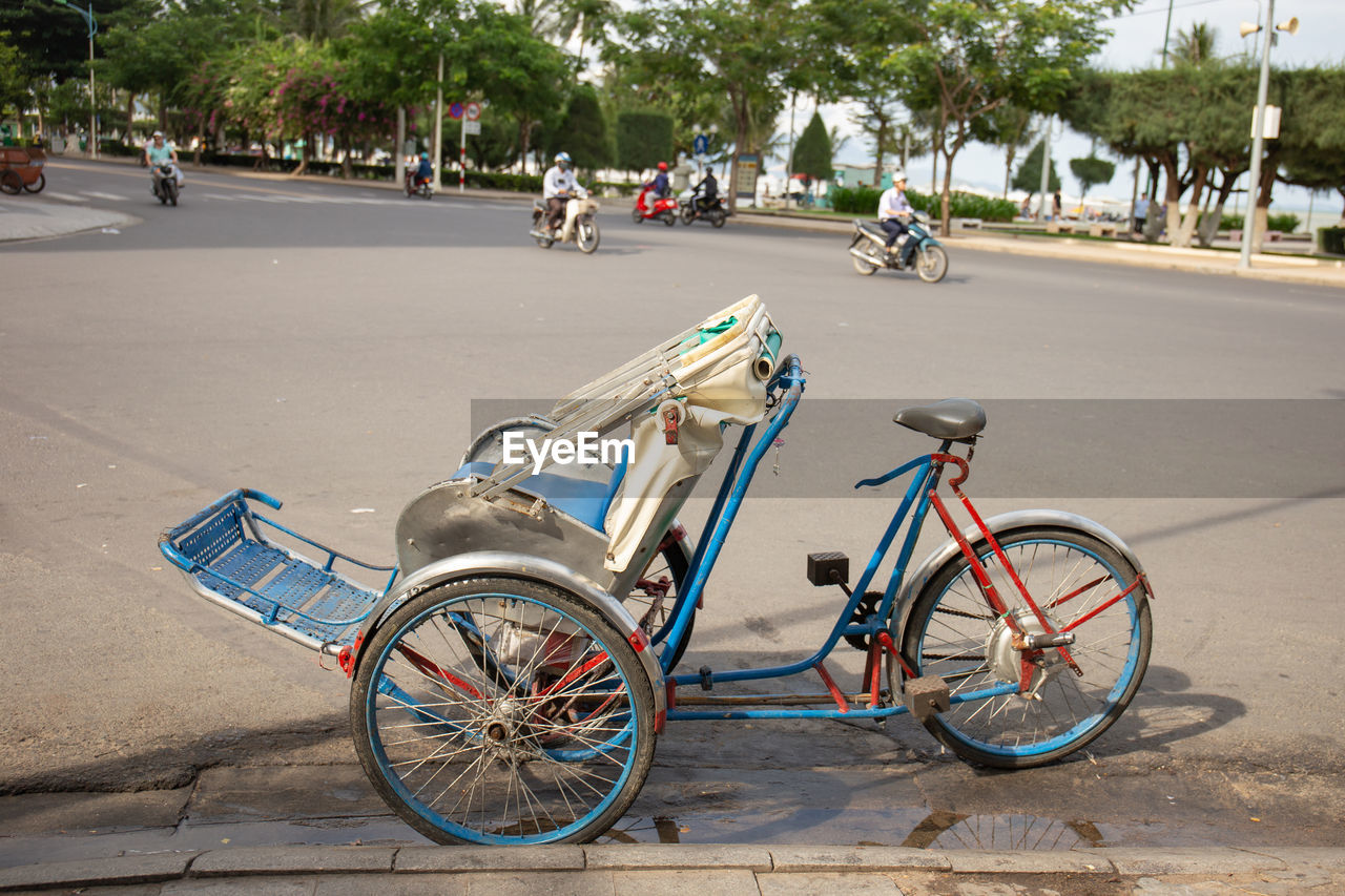 BICYCLE ON STREET