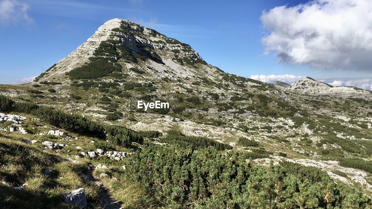 SCENIC VIEW OF ROCKY MOUNTAIN AGAINST SKY