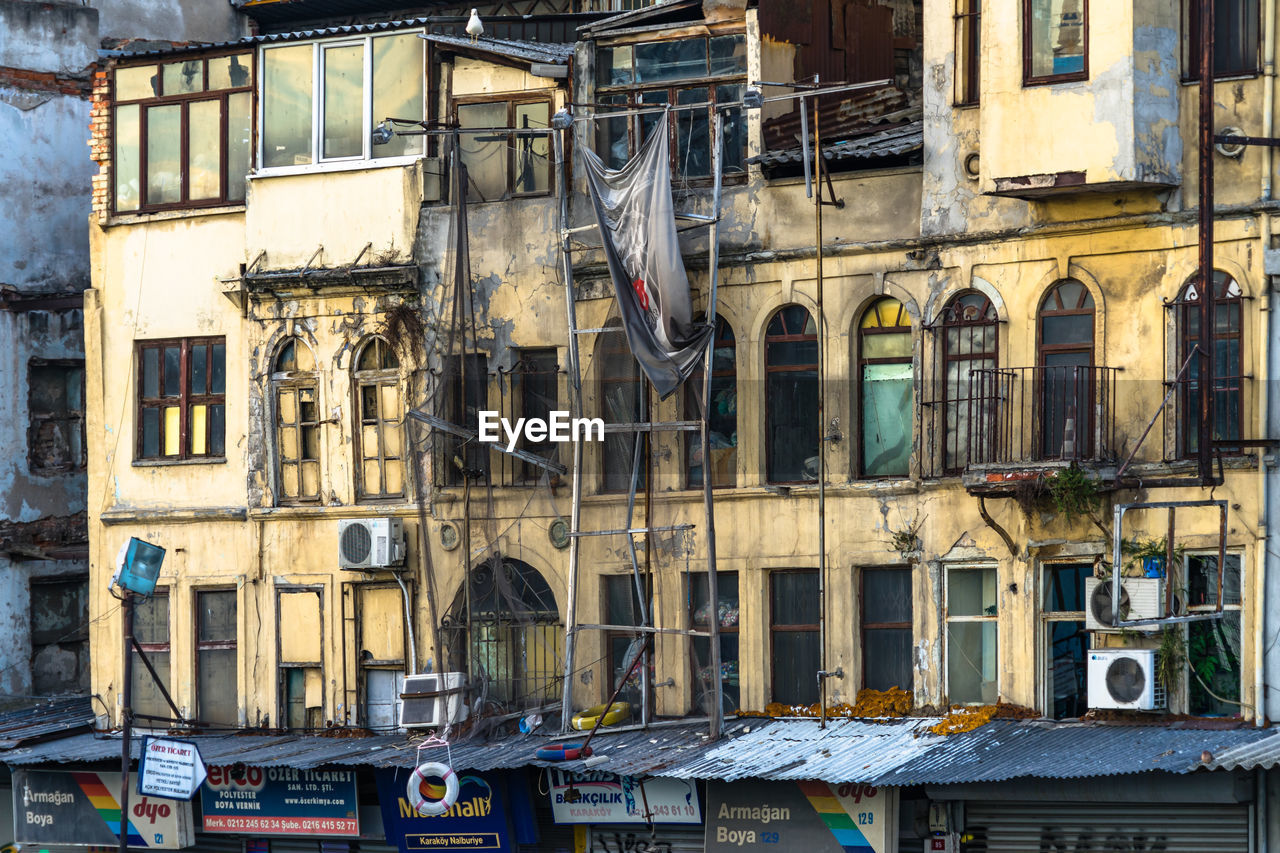 LOW ANGLE VIEW OF OLD BUILDING