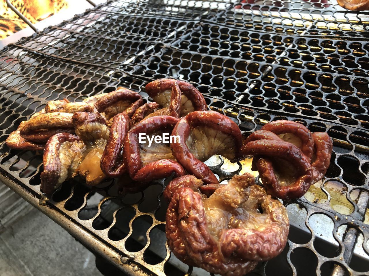 HIGH ANGLE VIEW OF MEAT IN BARBECUE GRILL