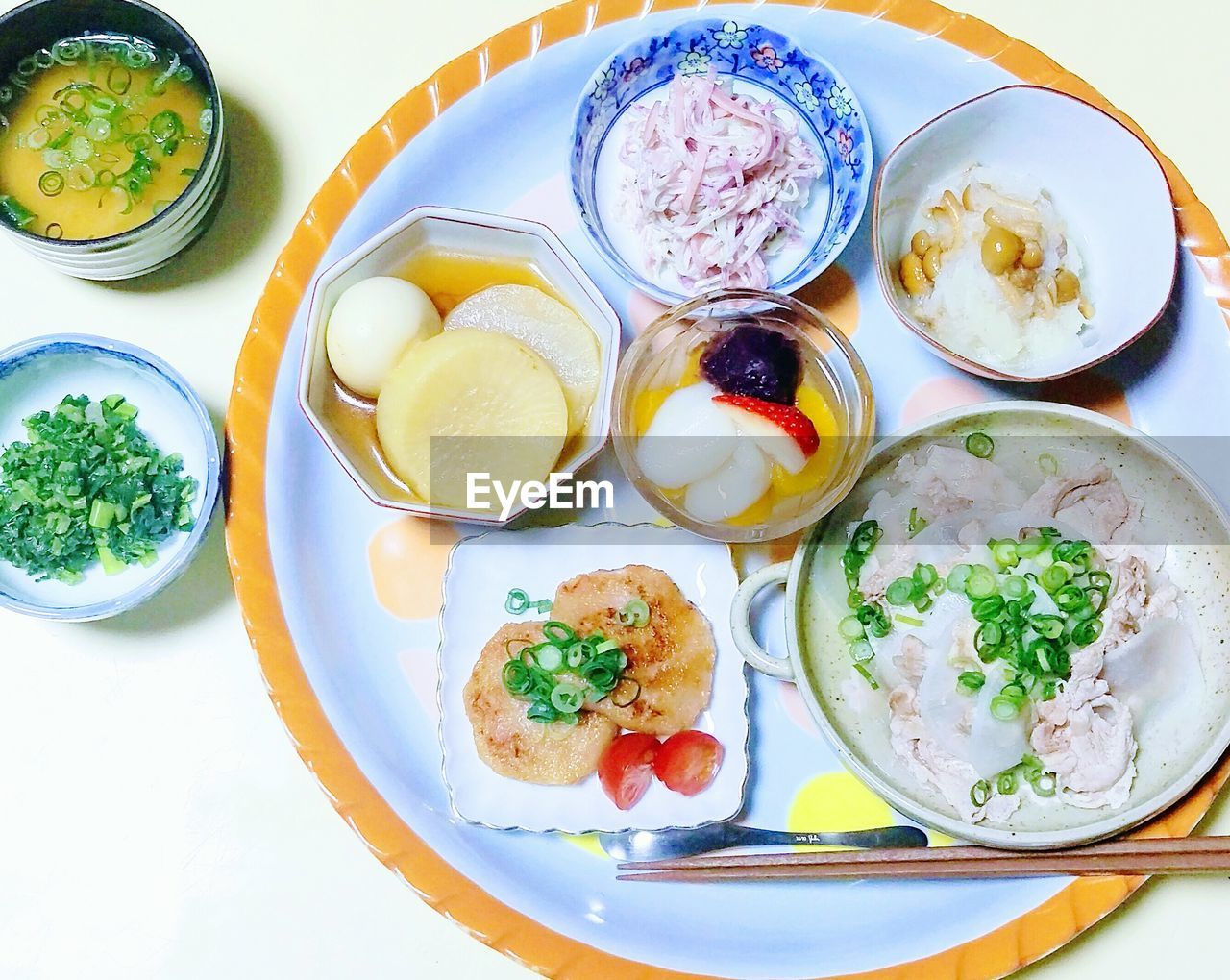 HIGH ANGLE VIEW OF BREAKFAST IN PLATE ON TABLE