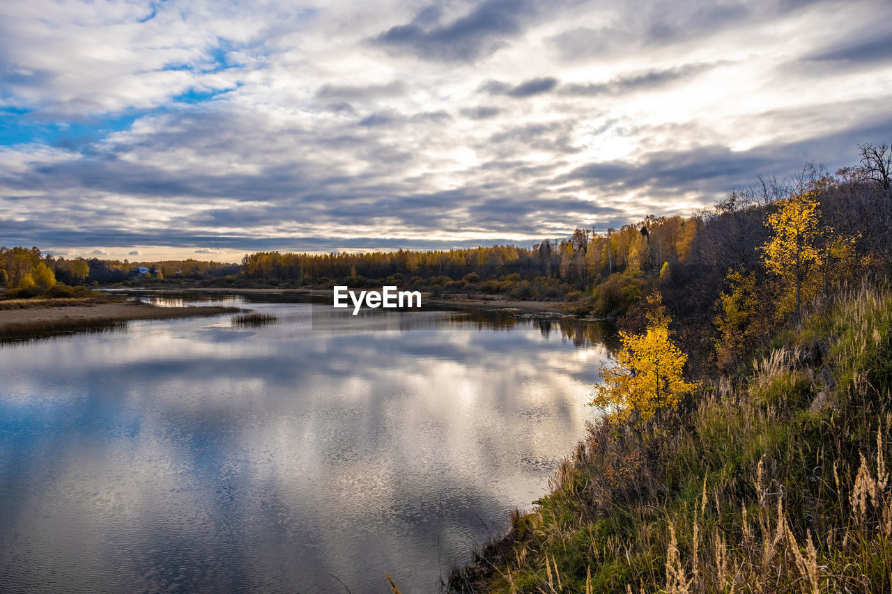 IDYLLIC VIEW OF LAKE AGAINST SKY