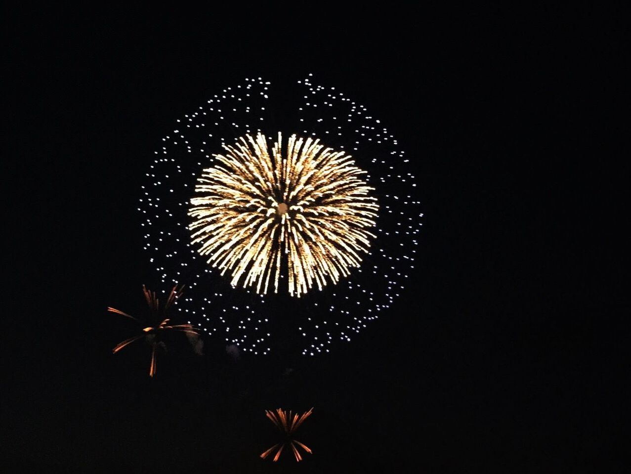 LOW ANGLE VIEW OF FIREWORKS DISPLAY AGAINST SKY AT NIGHT
