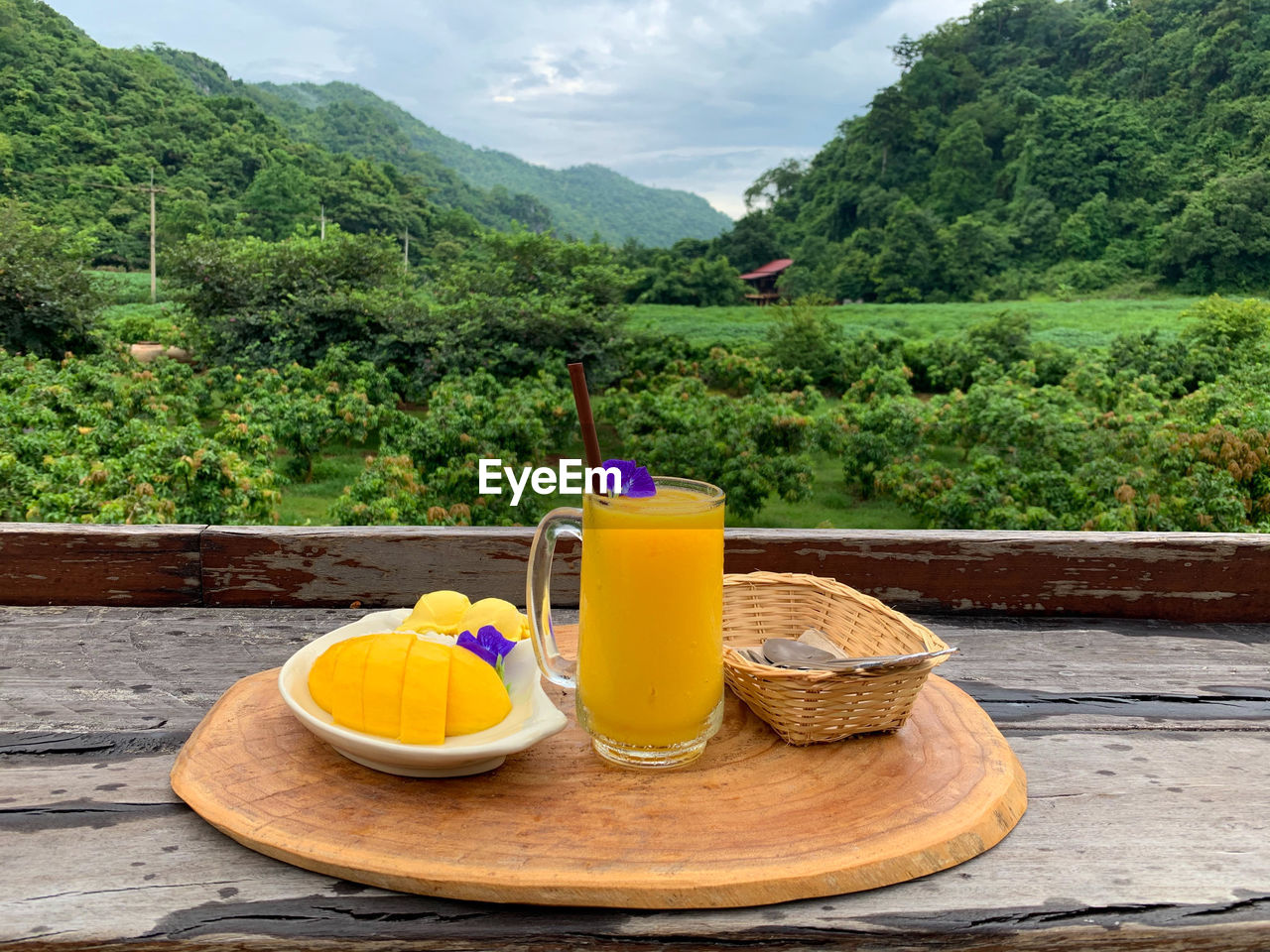 Mango sticky rice and mango smoothie juice