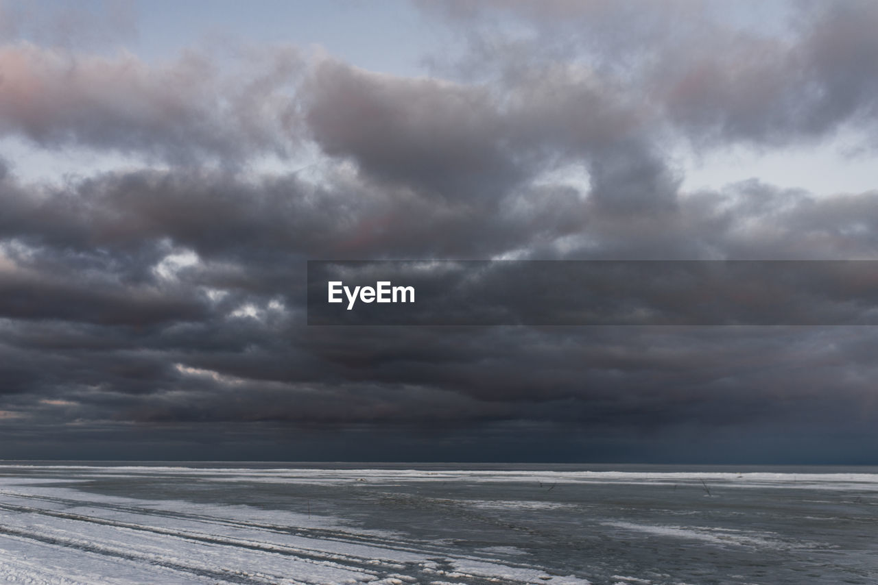 SCENIC VIEW OF DRAMATIC SKY OVER SEA