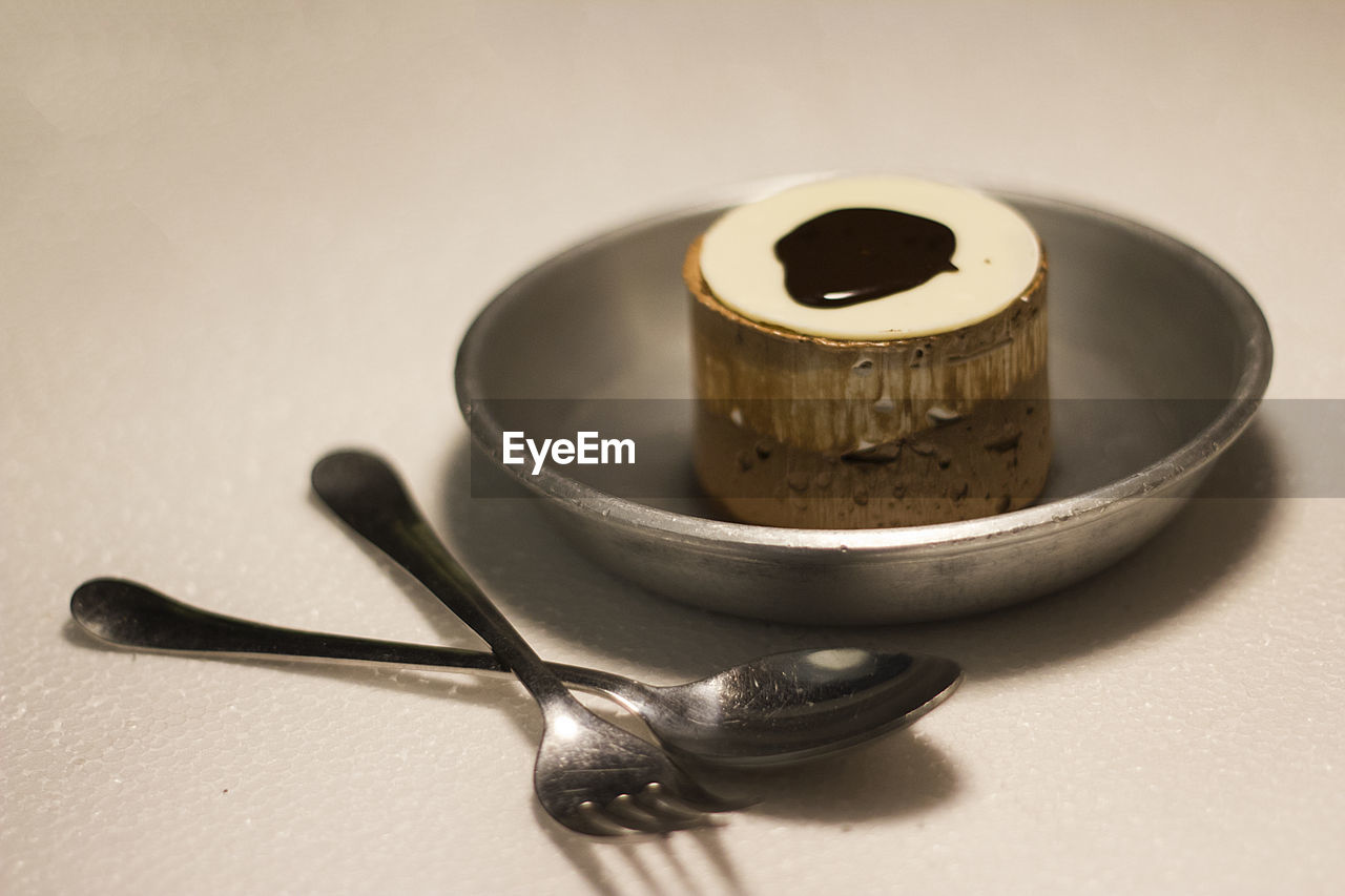 HIGH ANGLE VIEW OF TEA CUP ON TABLE