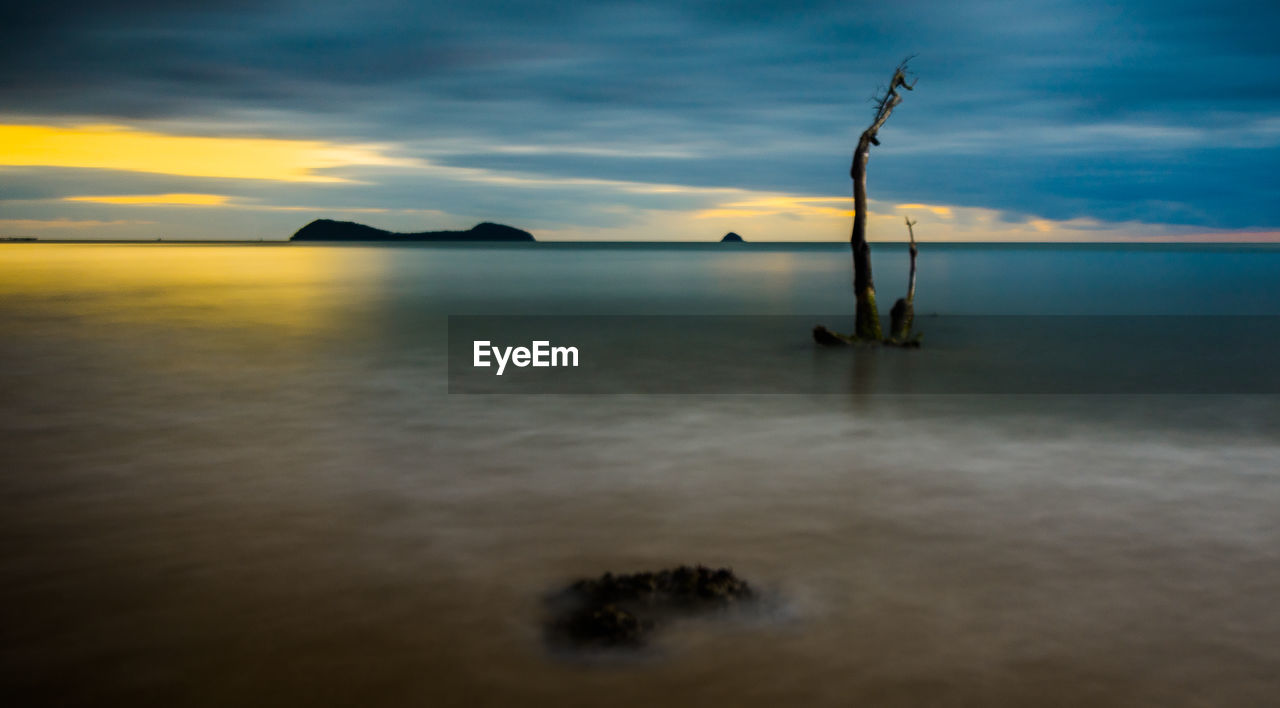 SCENIC VIEW OF SEA AT SUNSET