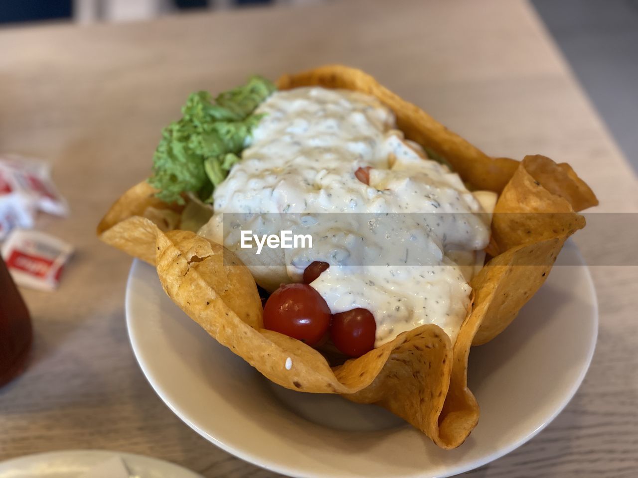 HIGH ANGLE VIEW OF FOOD IN PLATE