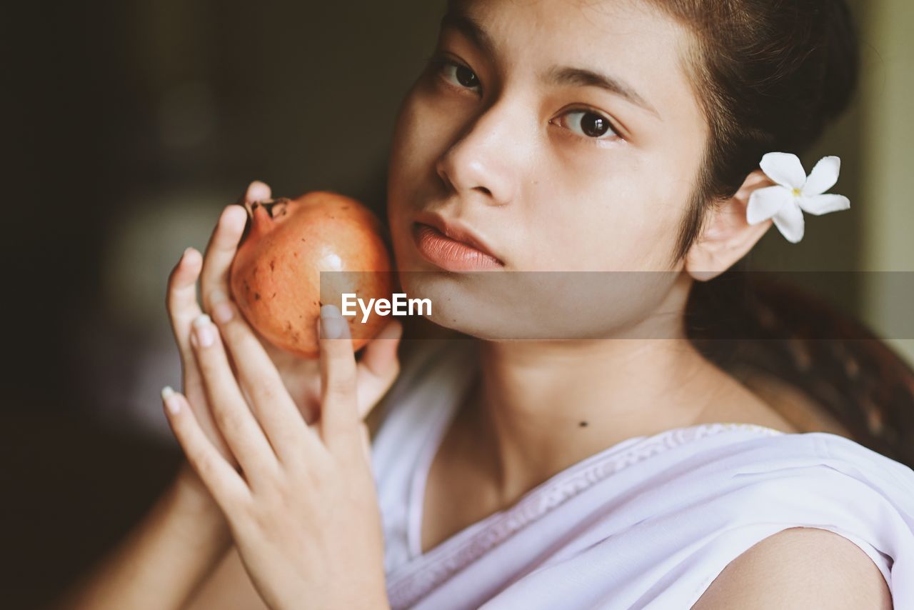 Portrait of woman holding apple