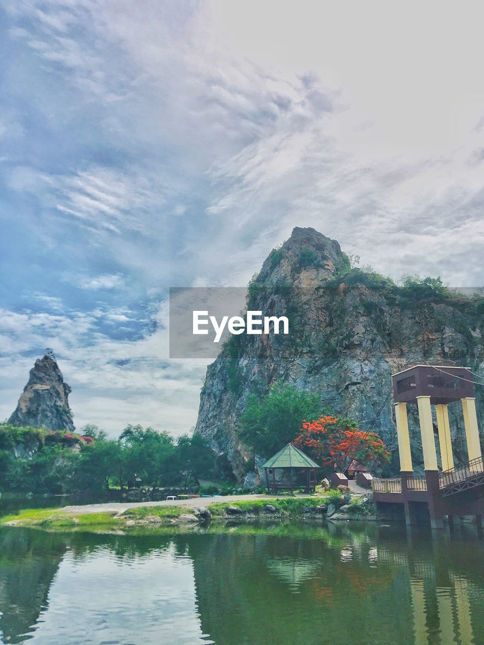 LAKE BY BUILDINGS AGAINST SKY