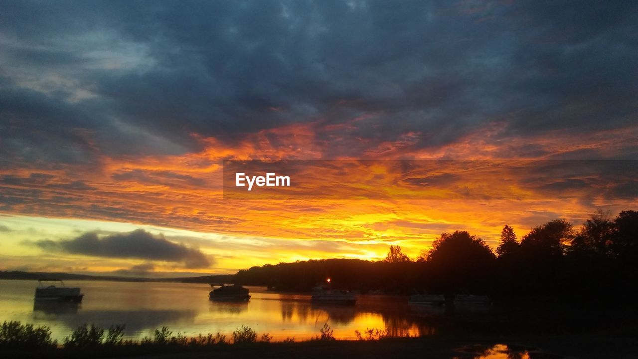 SCENIC VIEW OF DRAMATIC SKY OVER LAKE