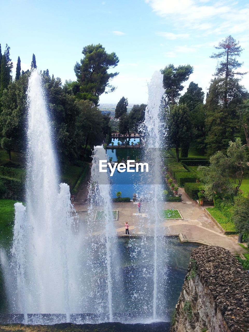 WATER SPLASHING ON FOUNTAIN