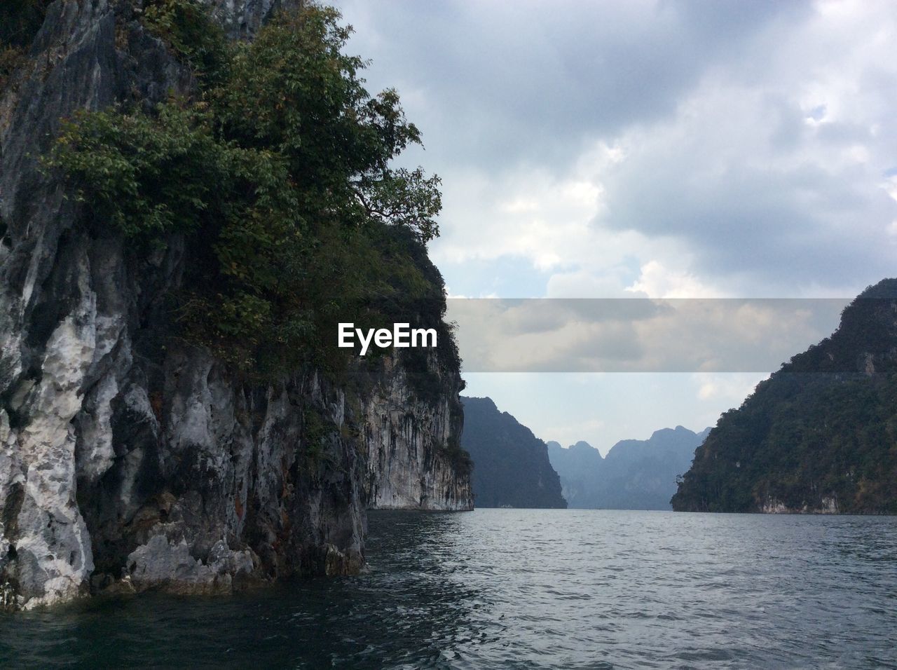 SCENIC VIEW OF MOUNTAINS BY SEA AGAINST SKY