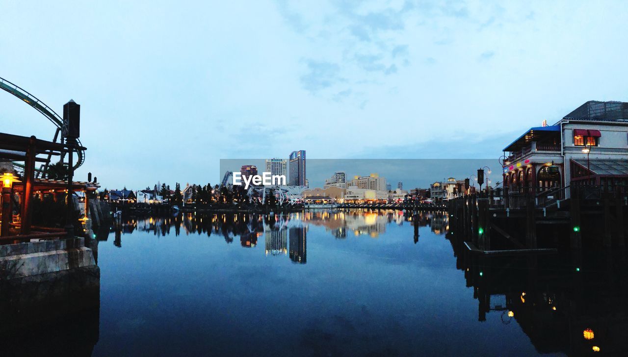 PANORAMIC VIEW OF CITY BY LAKE AGAINST SKY