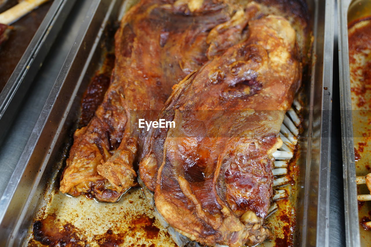 CLOSE-UP OF MEAT ON BARBECUE GRILL