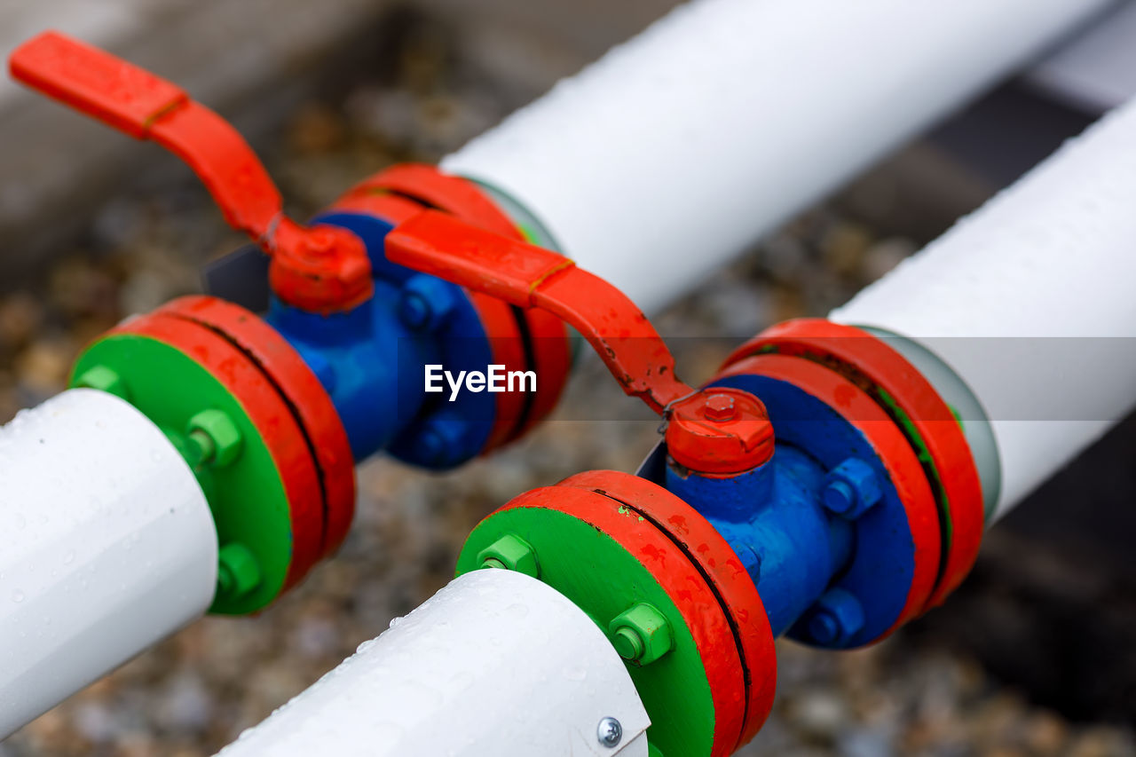 HIGH ANGLE VIEW OF MULTI COLORED ROPE TIED UP ON METAL