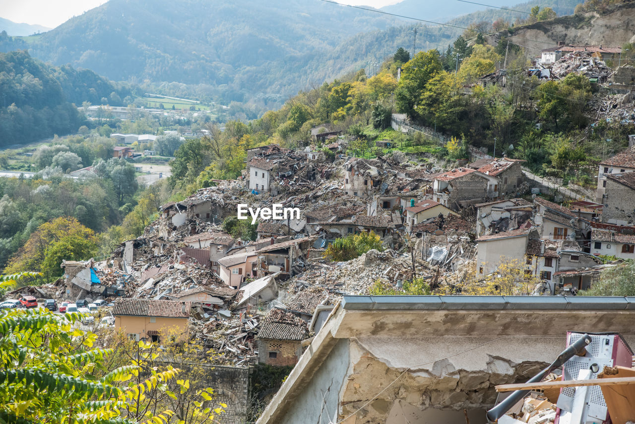 HIGH ANGLE VIEW OF TOWNSCAPE AND MOUNTAINS