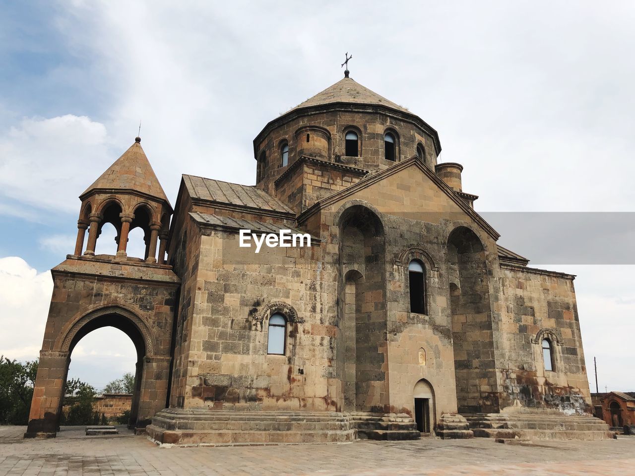 LOW ANGLE VIEW OF CATHEDRAL AGAINST SKY