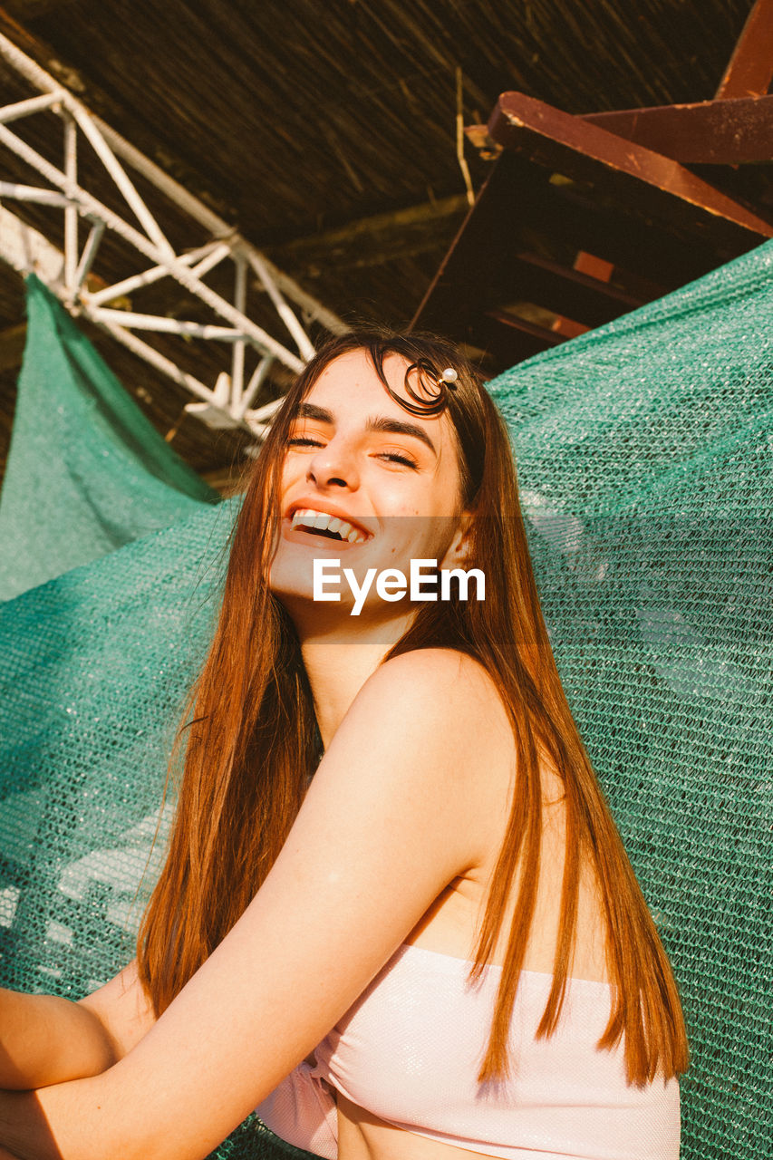 PORTRAIT OF HAPPY WOMAN SMILING