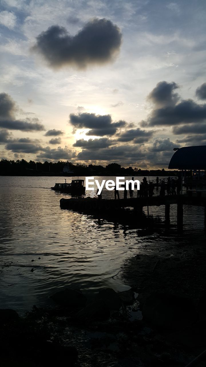 SCENIC VIEW OF SEA AGAINST SUNSET SKY