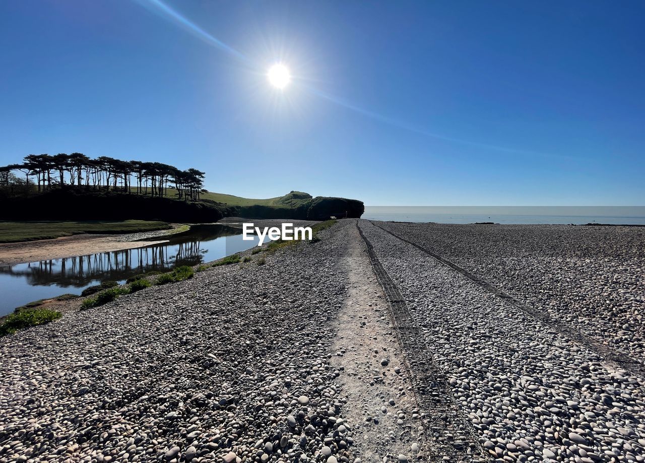 SURFACE LEVEL OF ROAD AGAINST SKY ON SUNNY DAY