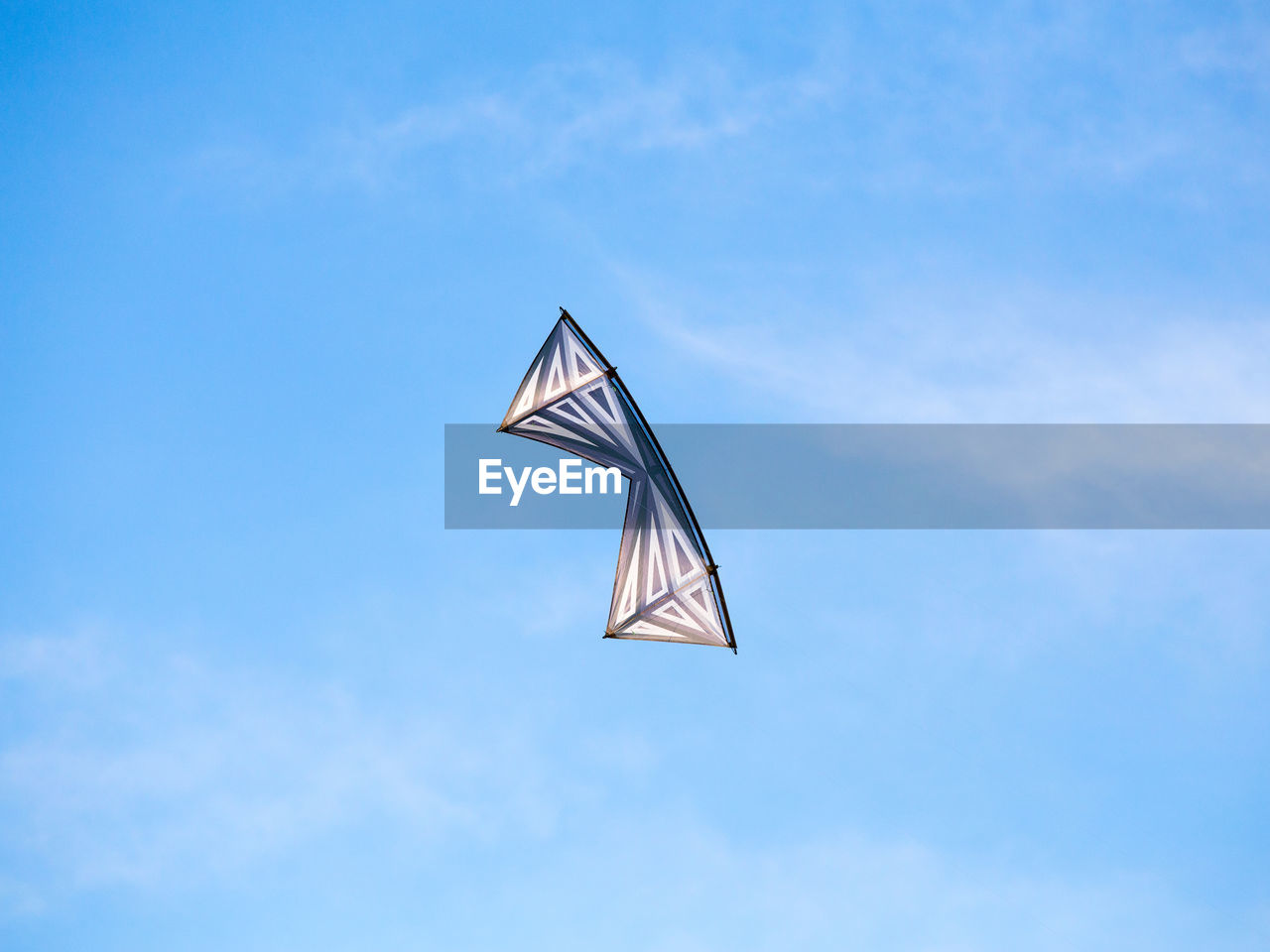 LOW ANGLE VIEW OF KITE FLYING AGAINST SKY