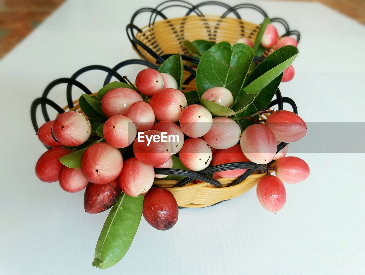 HIGH ANGLE VIEW OF STRAWBERRIES IN BASKET