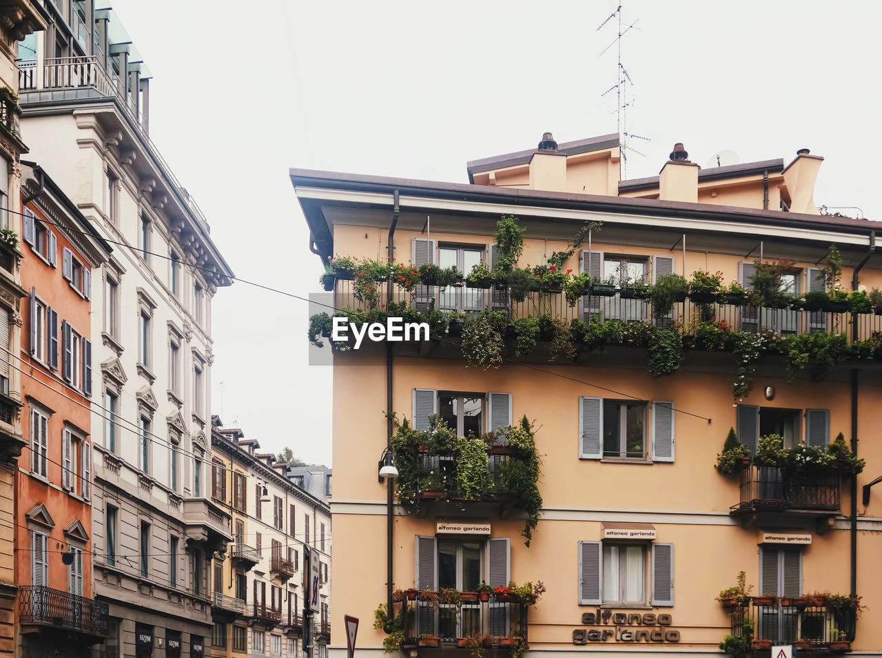 LOW ANGLE VIEW OF RESIDENTIAL BUILDINGS IN CITY