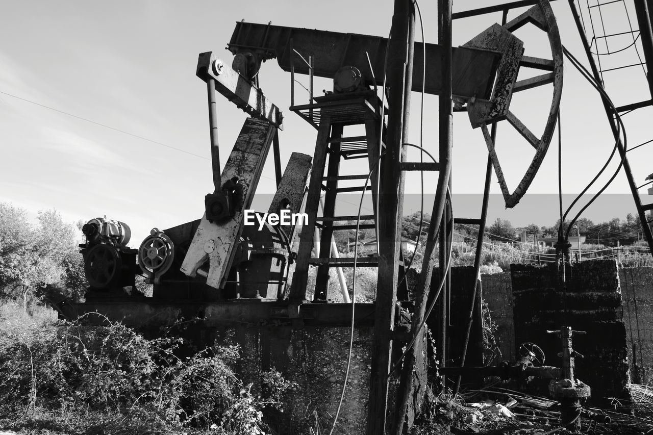 sky, black and white, monochrome, monochrome photography, nature, black, day, tree, outdoors, no people, urban area, architecture, built structure