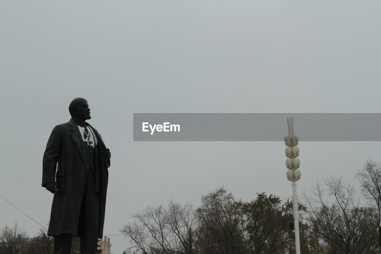 LOW ANGLE VIEW OF STATUE AGAINST SKY