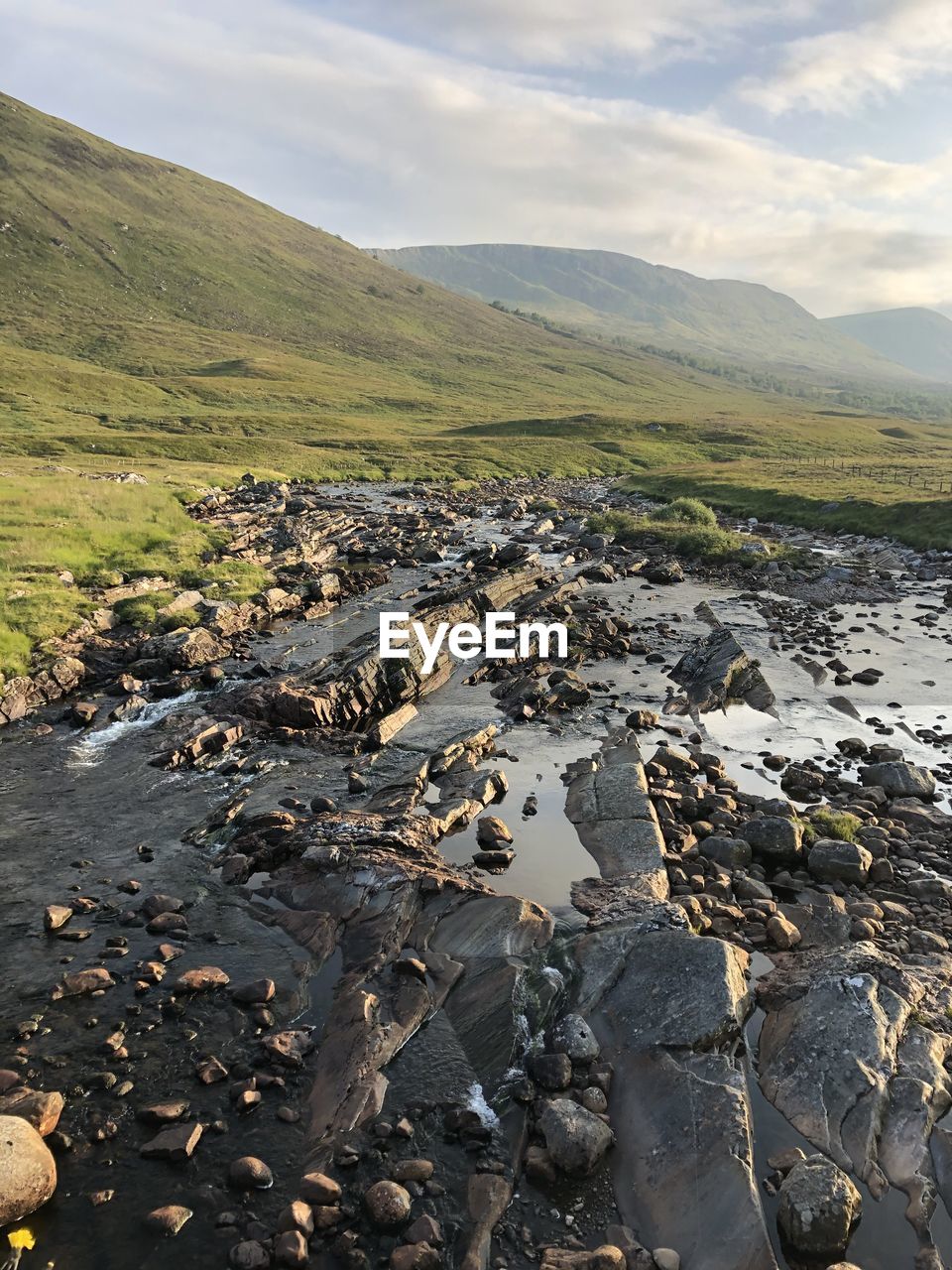 SCENIC VIEW OF LANDSCAPE AND MOUNTAIN AGAINST SKY