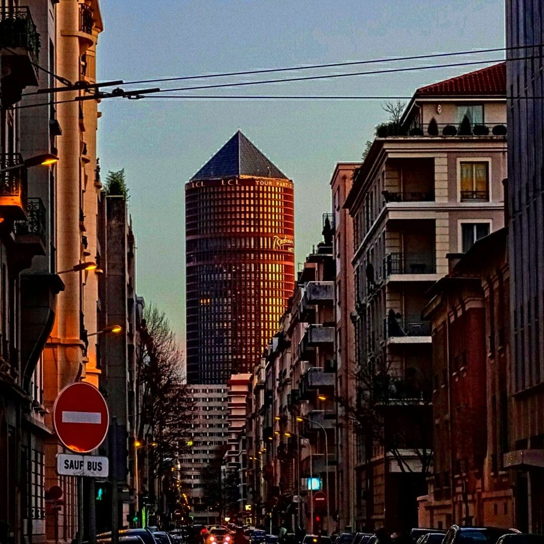 MODERN BUILDINGS IN CITY