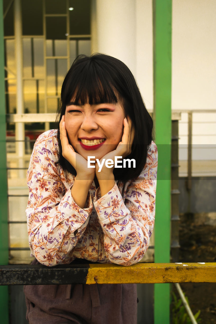 PORTRAIT OF TEENAGE GIRL SMILING