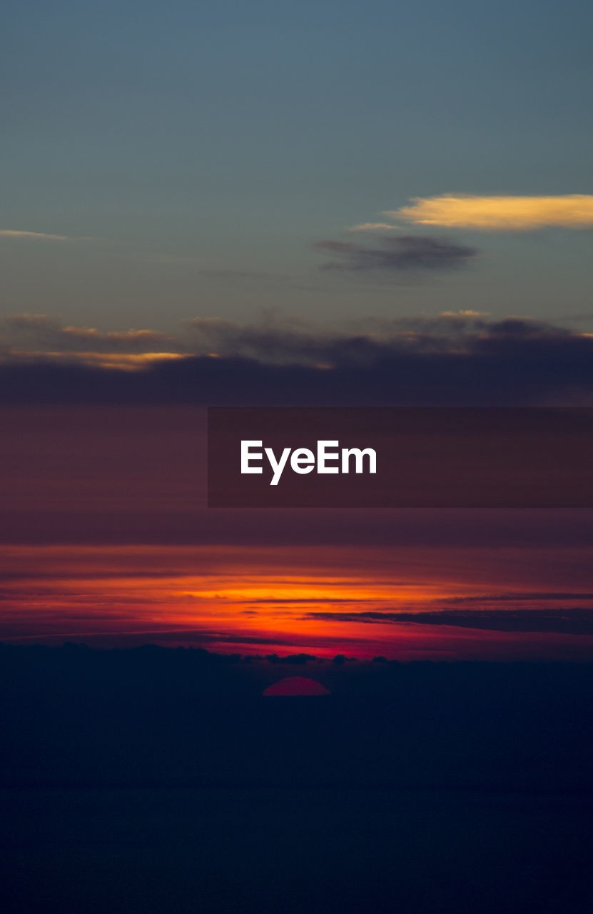 SCENIC VIEW OF SEA AGAINST DRAMATIC SKY