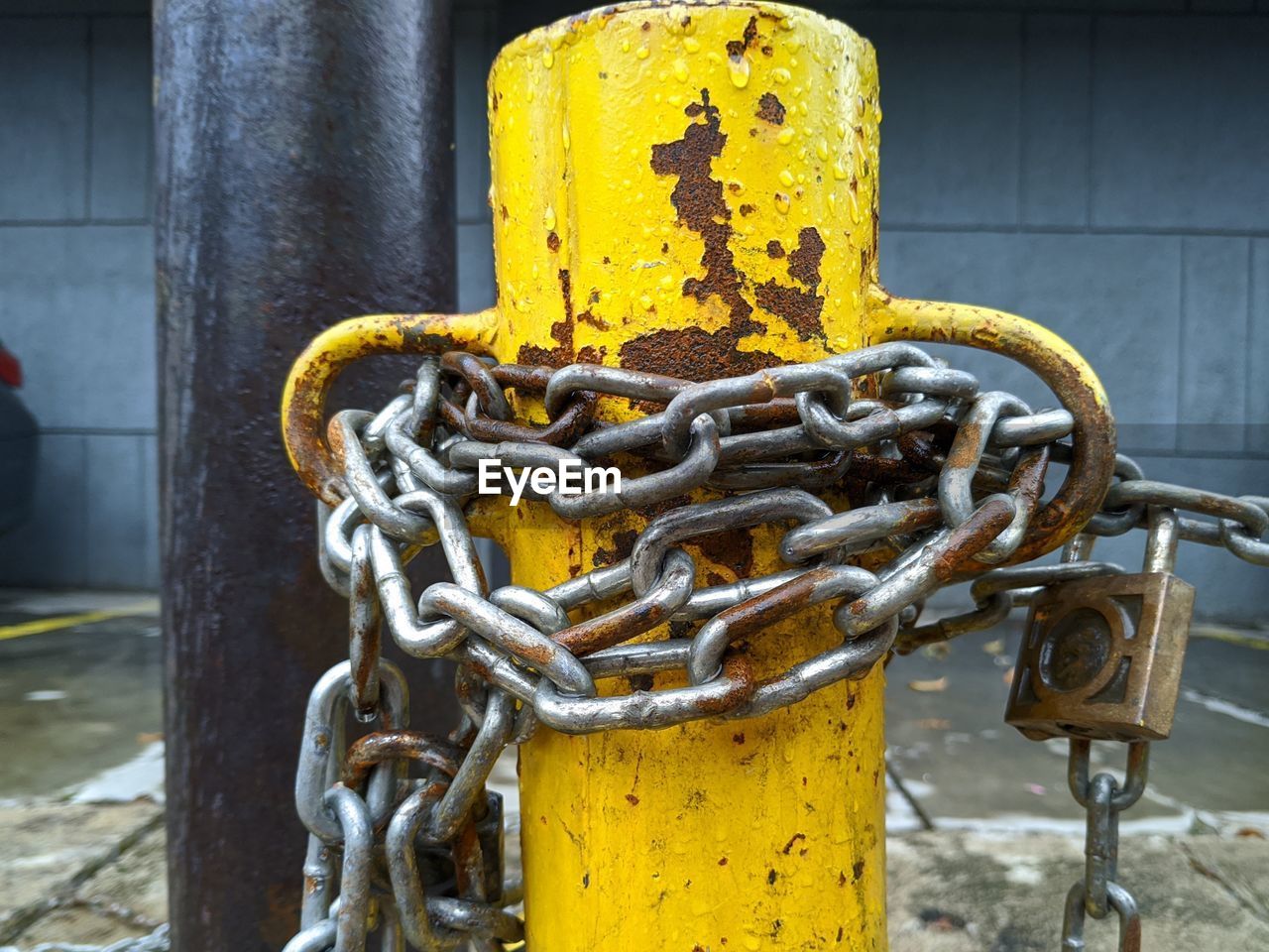 CLOSE-UP OF RUSTY CHAIN TIED UP ON METAL