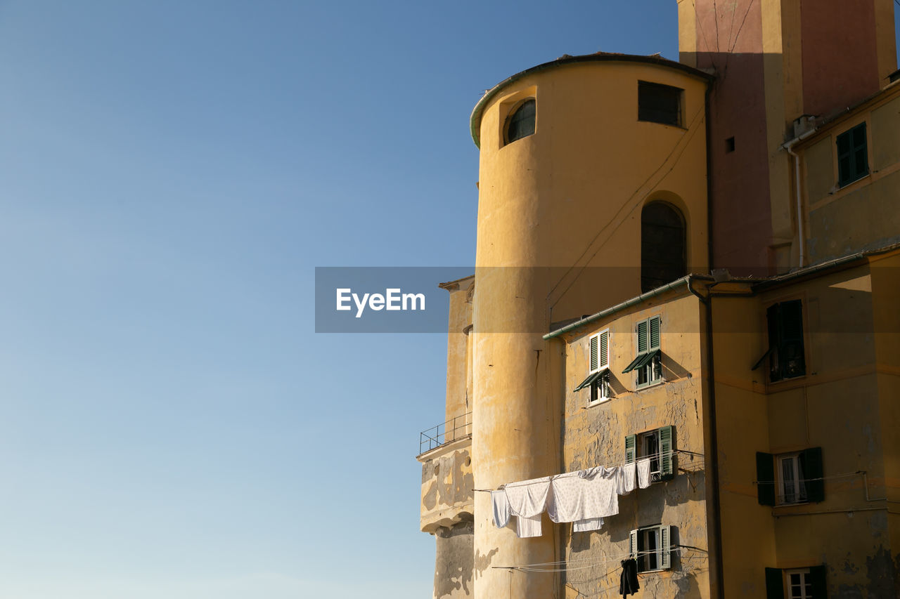 LOW ANGLE VIEW OF BUILDINGS AGAINST SKY