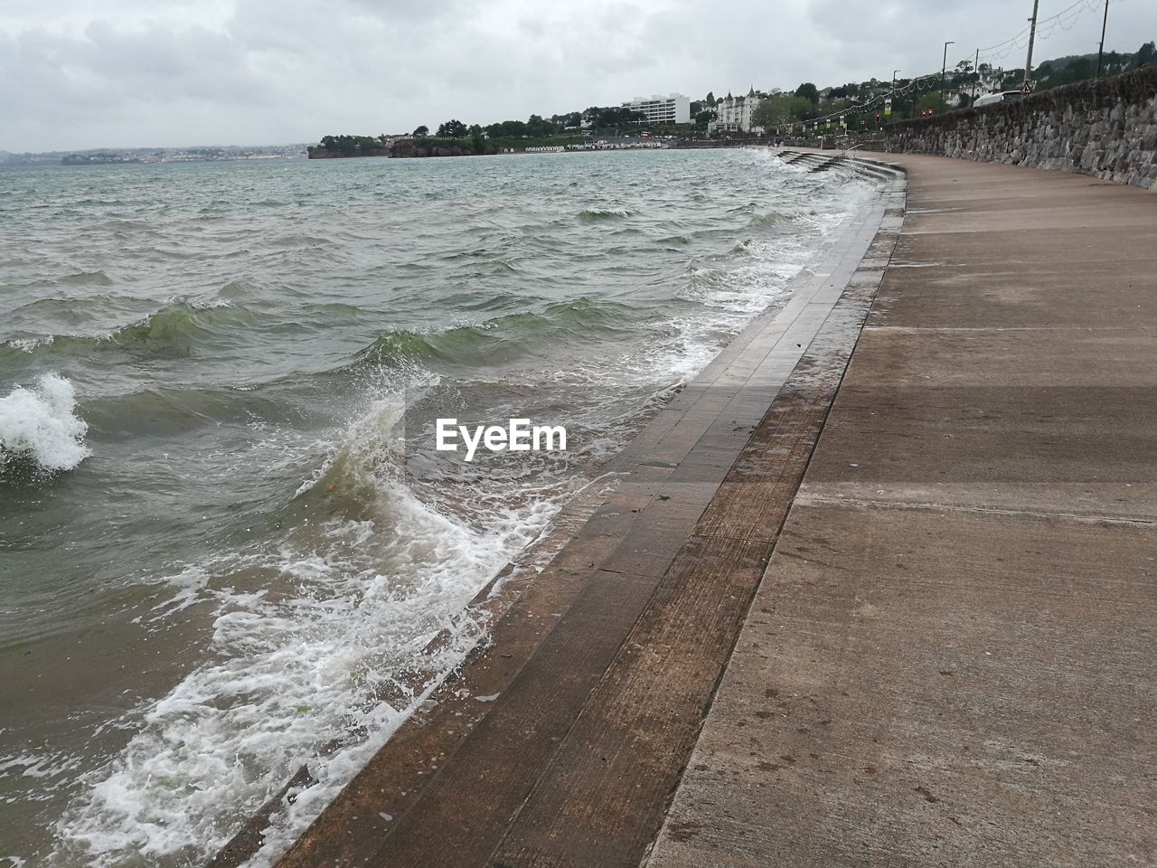 SCENIC VIEW OF SEA WAVES AGAINST SKY