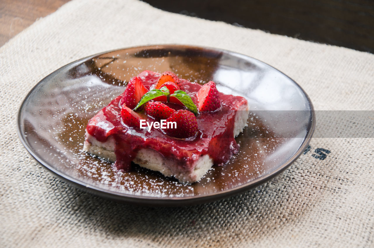 HIGH ANGLE VIEW OF DESSERT IN PLATE