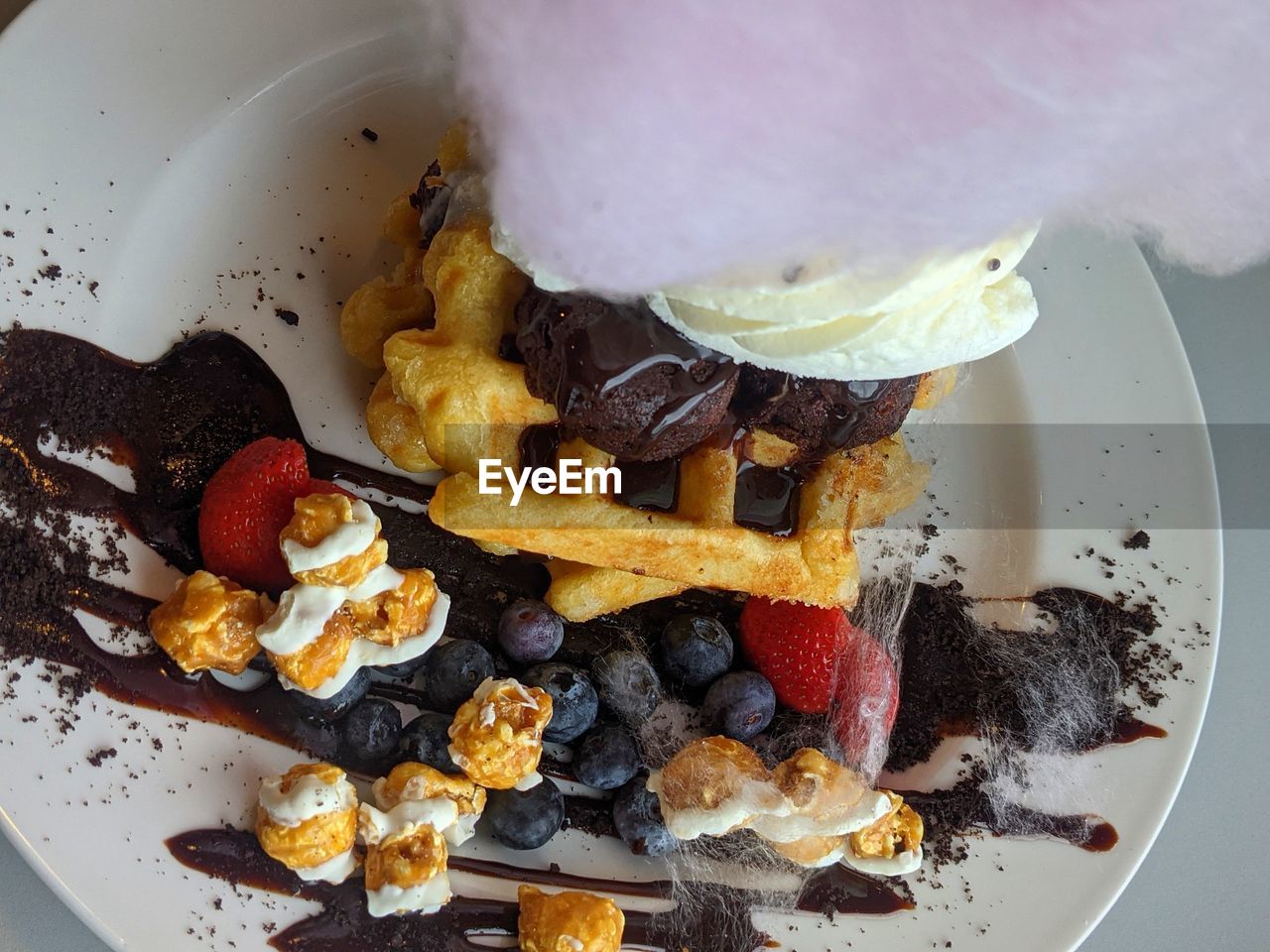 HIGH ANGLE VIEW OF DESSERT IN PLATE