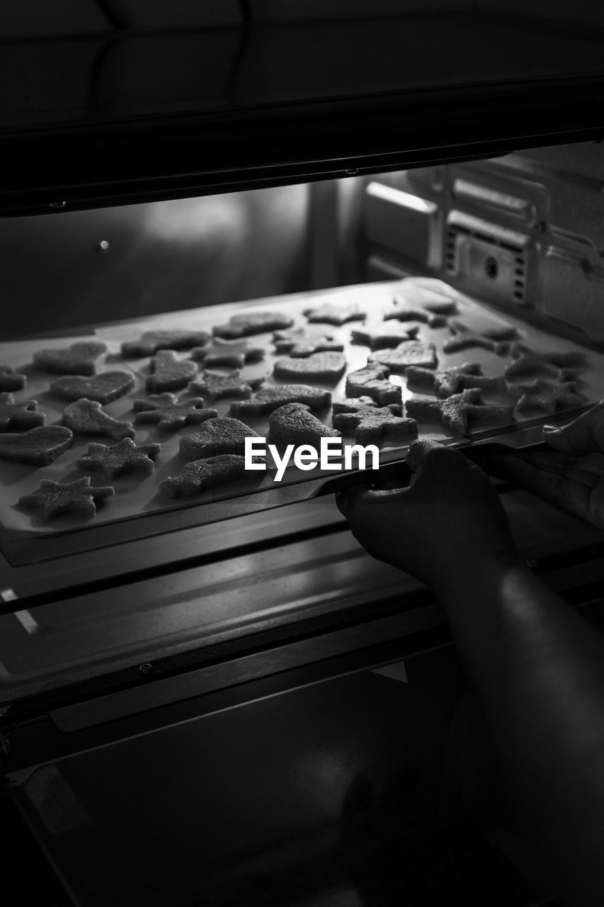 CLOSE-UP OF HAND HOLDING FOOD