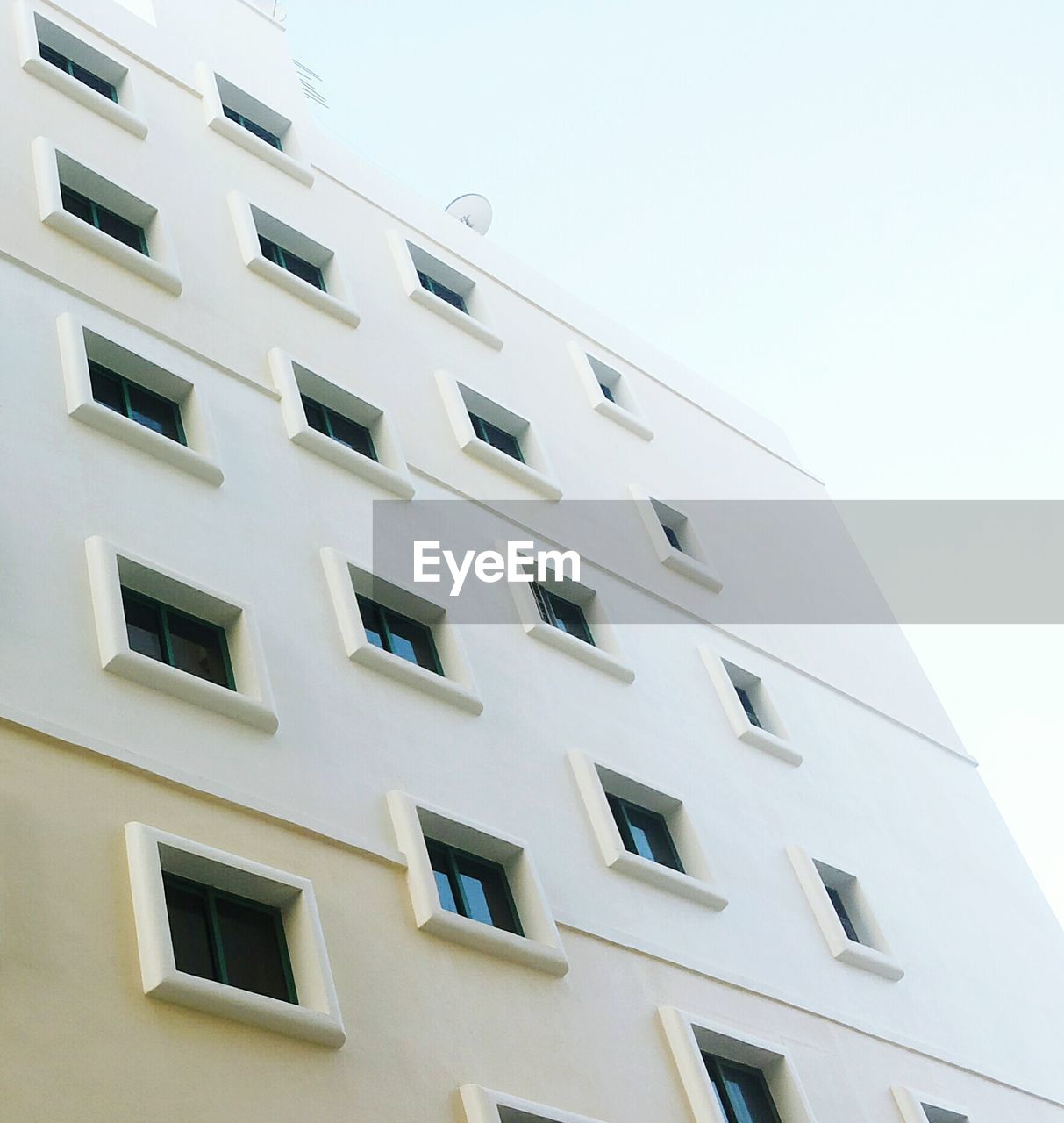 LOW ANGLE VIEW OF BUILDINGS IN CITY