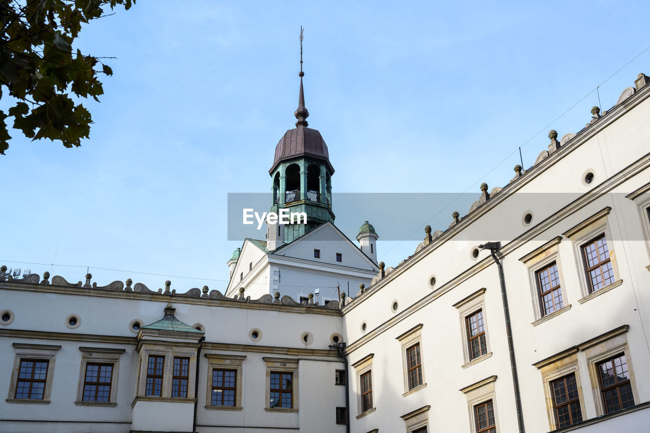 LOW ANGLE VIEW OF BUILDINGS AGAINST SKY IN CITY