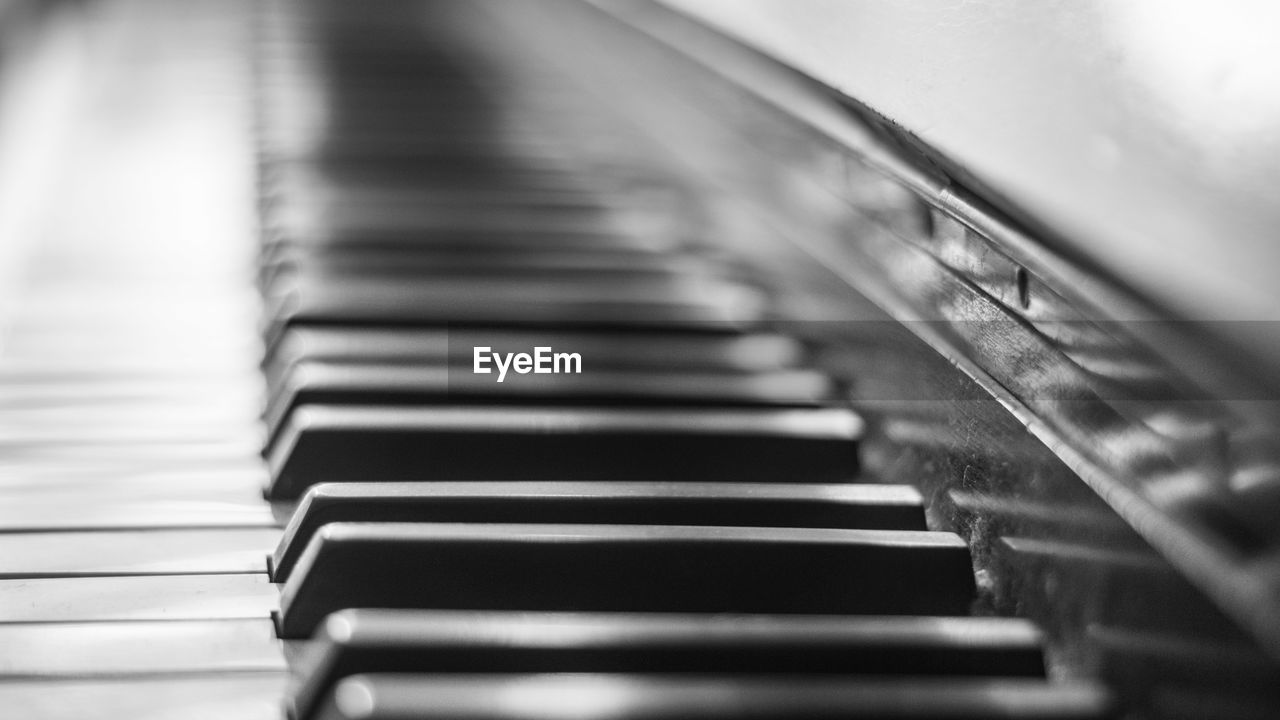 CLOSE-UP OF PIANO KEYS IN ROW